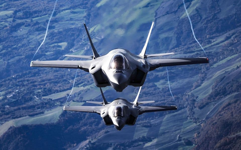 Винищувач F-35 поряд із російською зенітно-ракетною системою С-400