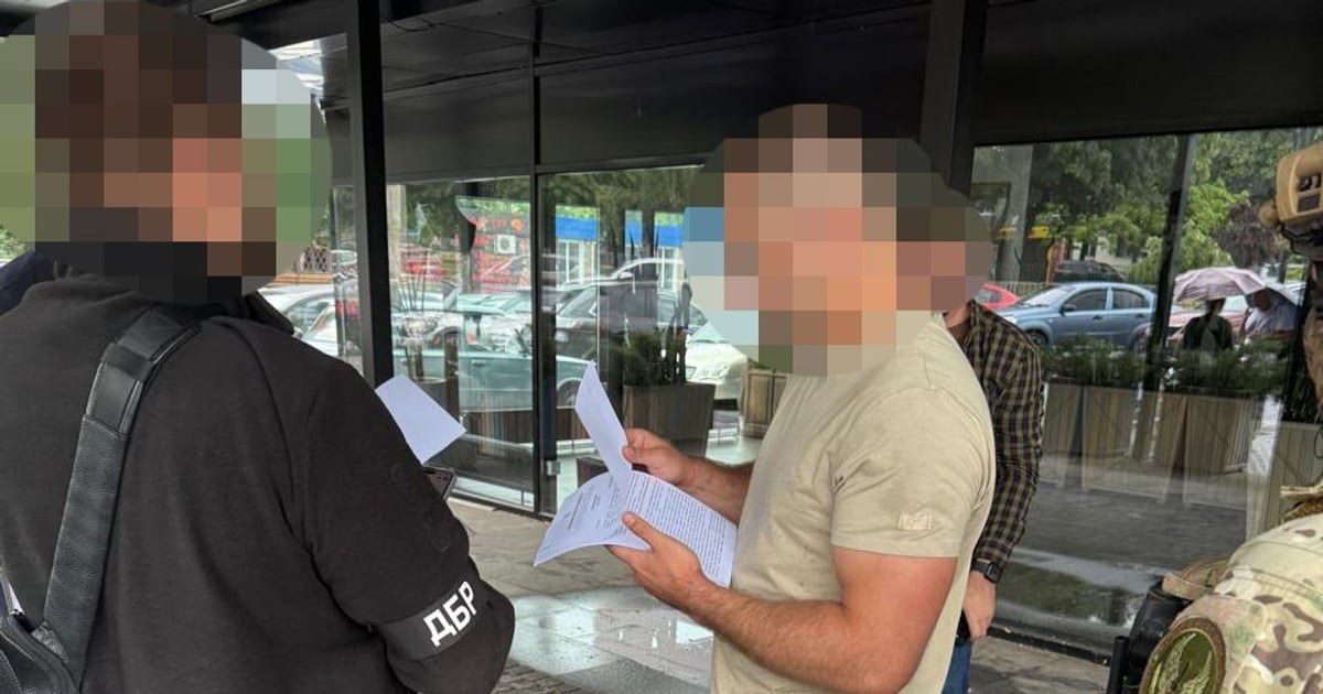 Підозрюваний у справі полку «Скеля» під час судового засідання (фото ДБР)
