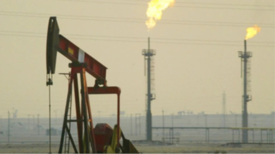Нафтовий танкер на тлі Ормузької протоки
