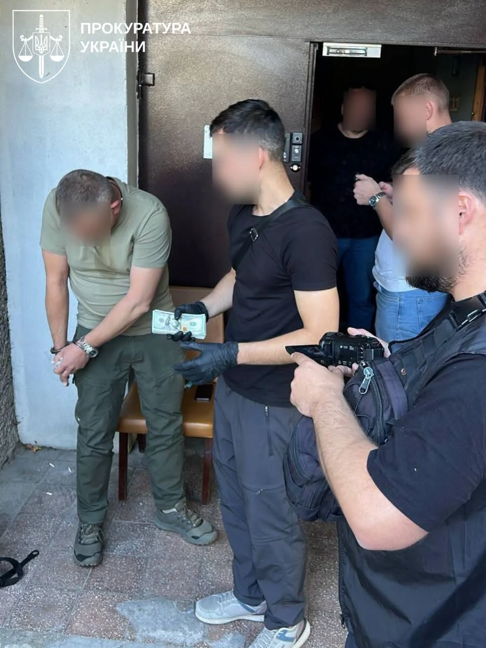 Затриманий начальник Миколаївського обласного ТЦК та СП та виявлена готівка (фото Офісу Генерального прокурора)