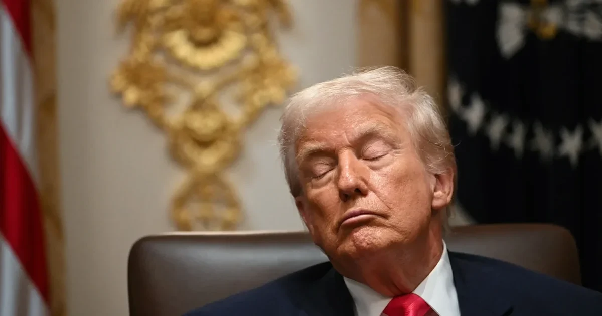 Президент США Дональд Трамп під час спілкування з журналістами на злітній смузі