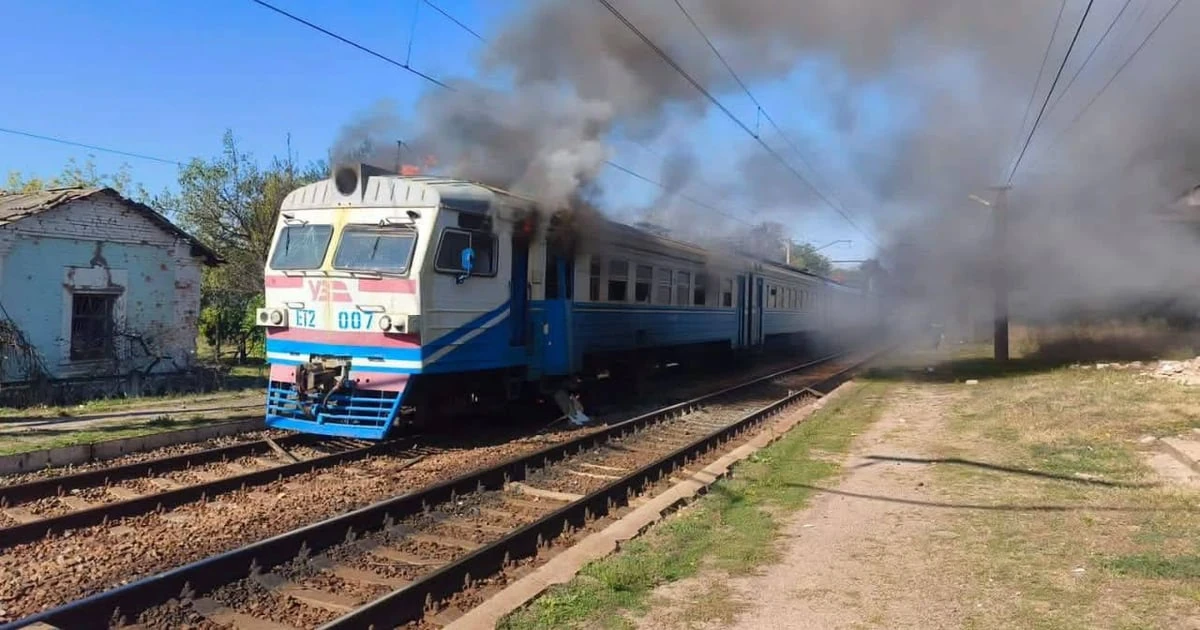 Пошкоджені вагони приміського поїзда після удару біля станції Липкуватівка на Харківщині