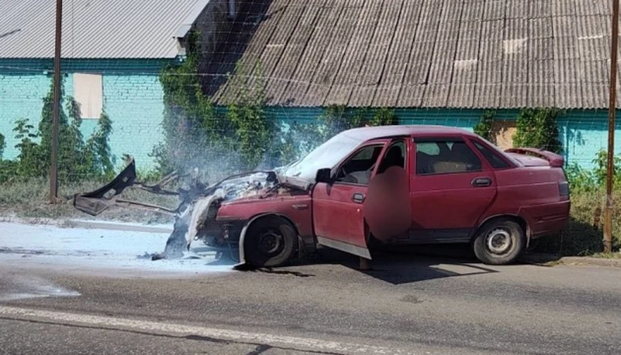 Пожежа після удару російського FPV-дрона по автомобілях, припаркованим біля магазину, 12 вересня 2026 року (фото