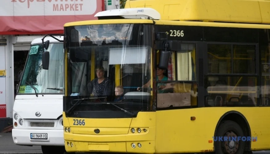 Київ запускає автобуси-пересадки з «червоної» на «зелену» гілку метро